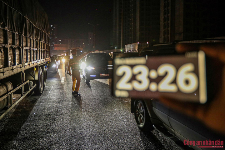 Ảnh: CSGT xuyên đêm làm 'cọc tiêu sống' đón người dân trở lại Hà Nội - 1