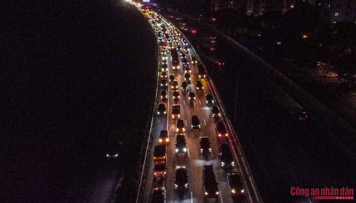Ảnh: CSGT xuyên đêm làm 'cọc tiêu sống' đón người dân trở lại Hà Nội - 2