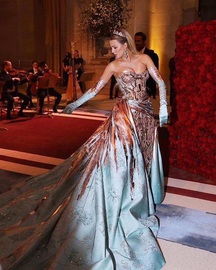 Ý nghĩa ẩn sau bộ váy ảo diệu nhất thảm đỏ MET Gala 2022 của vợ tài tử Deadpool - 5