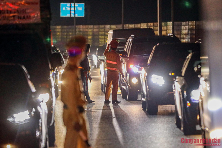 Ảnh: CSGT xuyên đêm làm 'cọc tiêu sống' đón người dân trở lại Hà Nội - 3