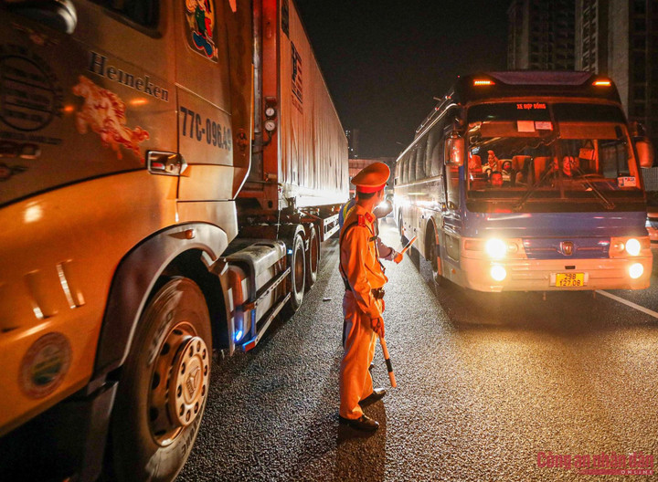 Ảnh: CSGT xuyên đêm làm 'cọc tiêu sống' đón người dân trở lại Hà Nội - 5