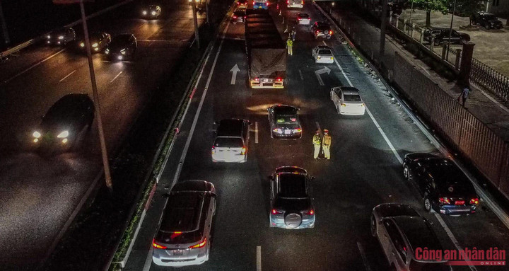 Ảnh: CSGT xuyên đêm làm 'cọc tiêu sống' đón người dân trở lại Hà Nội - 7