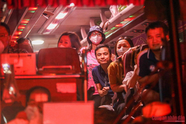 Ảnh: CSGT xuyên đêm làm 'cọc tiêu sống' đón người dân trở lại Hà Nội - 8