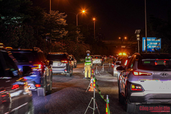 Ảnh: CSGT xuyên đêm làm 'cọc tiêu sống' đón người dân trở lại Hà Nội - 9
