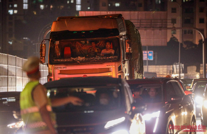 Ảnh: CSGT xuyên đêm làm 'cọc tiêu sống' đón người dân trở lại Hà Nội - 10