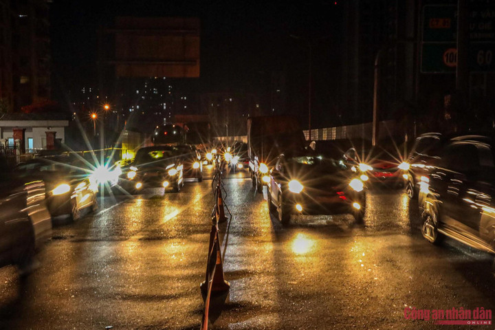 Ảnh: CSGT xuyên đêm làm 'cọc tiêu sống' đón người dân trở lại Hà Nội - 11