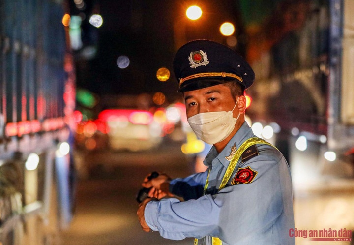 Ảnh: CSGT xuyên đêm làm 'cọc tiêu sống' đón người dân trở lại Hà Nội - 6