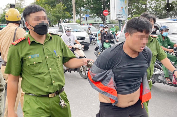 Thủ đoạn 'vòi' tiền chạy án của nhóm cựu công an phường ở TP.HCM - 1