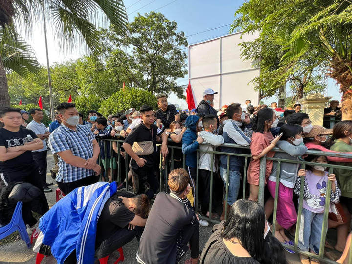 Chen lấn mua vé U23 Việt Nam tại SEA Games 31, sân Việt Trì chật cứng người - 1