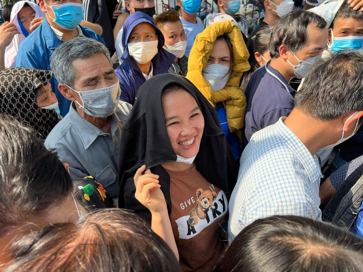 Chen lấn mua vé U23 Việt Nam tại SEA Games 31, sân Việt Trì chật cứng người - 5