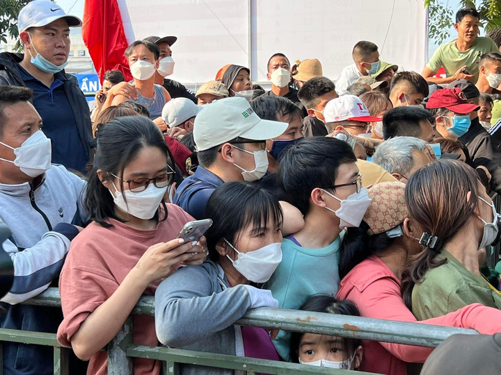 Chen lấn mua vé U23 Việt Nam tại SEA Games 31, sân Việt Trì chật cứng người - 2