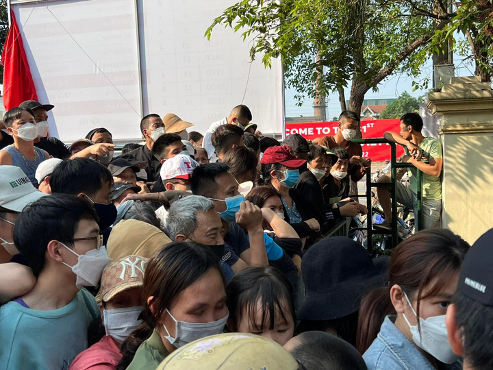 Chen lấn mua vé U23 Việt Nam tại SEA Games 31, sân Việt Trì chật cứng người - 3