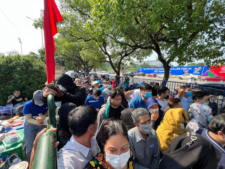 Chen lấn mua vé U23 Việt Nam tại SEA Games 31, sân Việt Trì chật cứng người - 4