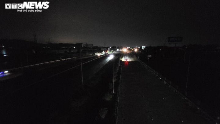 Tài xế hoảng hồn khi lái xe trên cao tốc Bắc Giang- Hà Nội ban đêm - 2