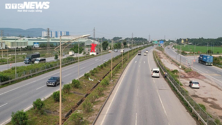 Tài xế hoảng hồn khi lái xe trên cao tốc Bắc Giang- Hà Nội ban đêm - 1