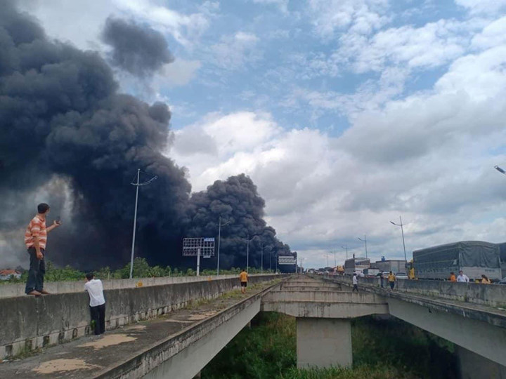 Ô tô chở dầu bốc cháy ngùn ngụt trên cao tốc TP.HCM - Trung Lương - 3