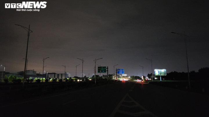 Tài xế hoảng hồn khi lái xe trên cao tốc Bắc Giang- Hà Nội ban đêm - 3