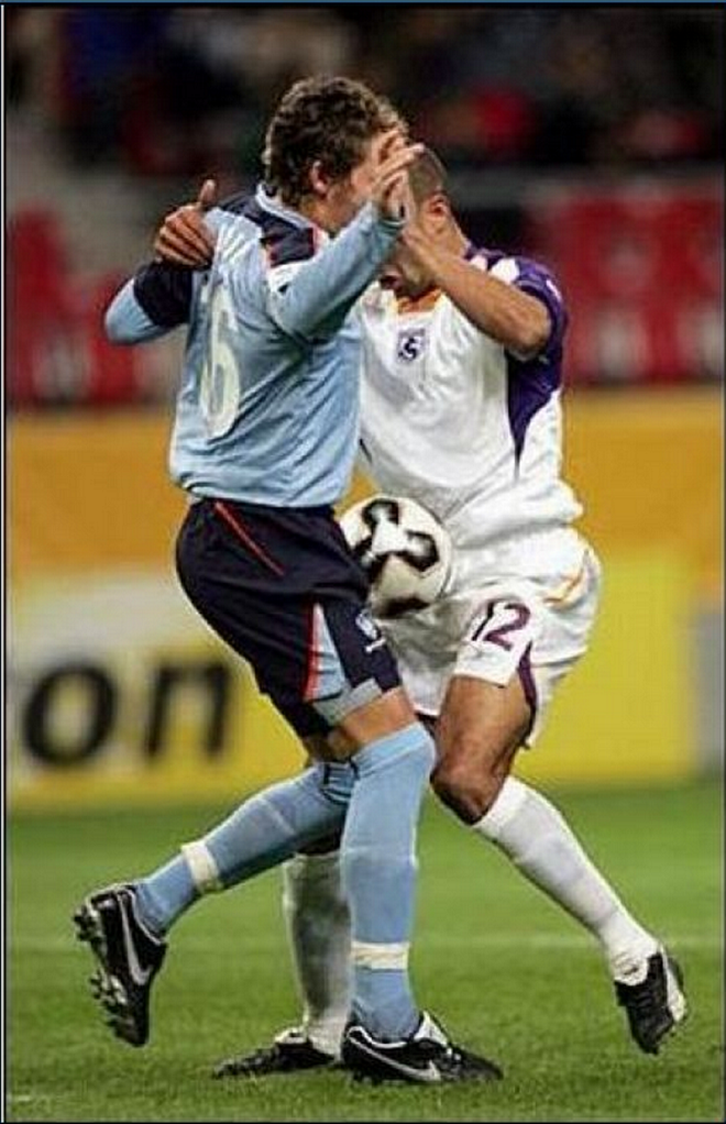 Hình ảnh cười ra nước mắt trên sân cỏ khi cầu thủ đá bóng vẫn không quên tấu hài - 6