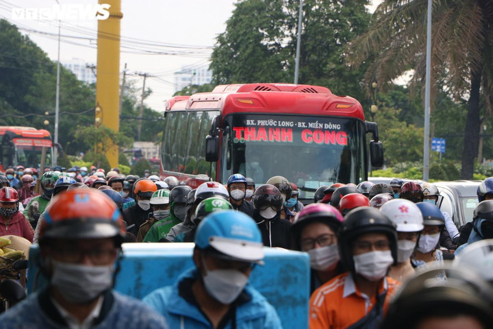 Ảnh: Nhiều tuyến đường ở TP.HCM kẹt cứng xe sau nghỉ lễ - 3