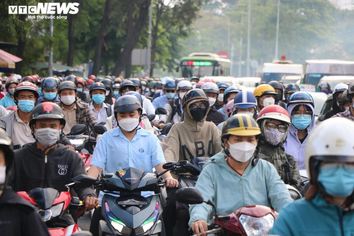 Ảnh: Nhiều tuyến đường ở TP.HCM kẹt cứng xe sau nghỉ lễ - 4