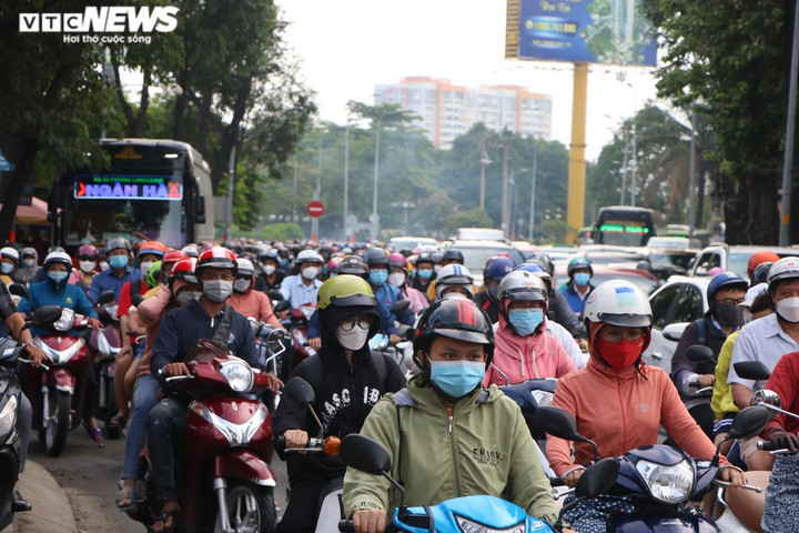 Ảnh: Nhiều tuyến đường ở TP.HCM kẹt cứng xe sau nghỉ lễ - 10