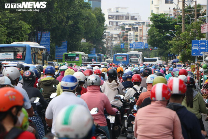 Ảnh: Nhiều tuyến đường ở TP.HCM kẹt cứng xe sau nghỉ lễ - 2