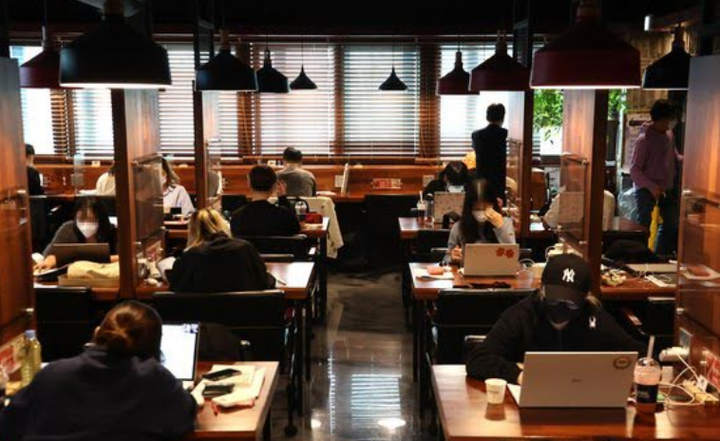 Mẹ tuyển người canh cho con không ngủ gật lúc học - 1