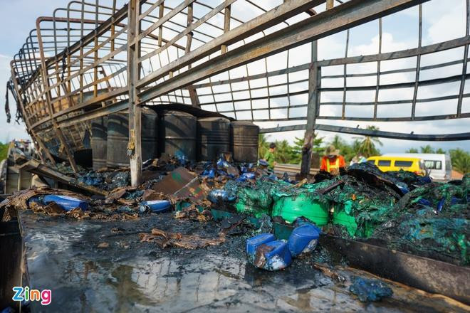 Nguyên nhân xe chở dầu bốc cháy ngùn ngụt trên cao tốc TP.HCM - Trung Lương - 1