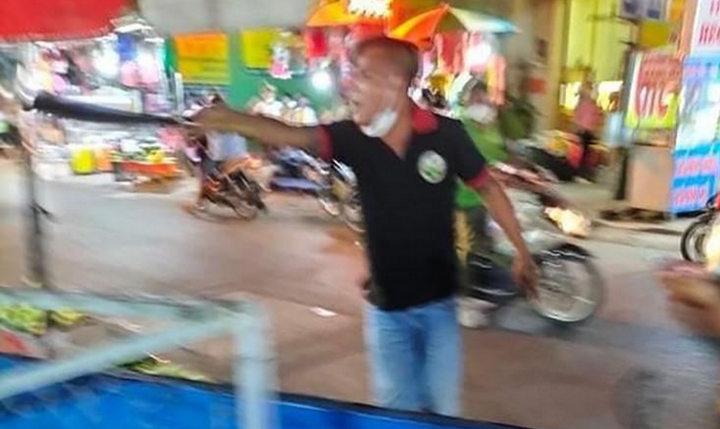 TP.HCM: Tạm giữ hình sự kẻ cầm dao đuổi chém phụ nữ ở quận 12 - 1