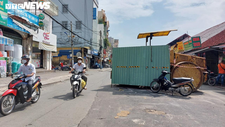 TP.HCM: Đường Võ Văn Ngân vá chằng, vá đụp sau khi tháo dỡ 'lô cốt' - 2