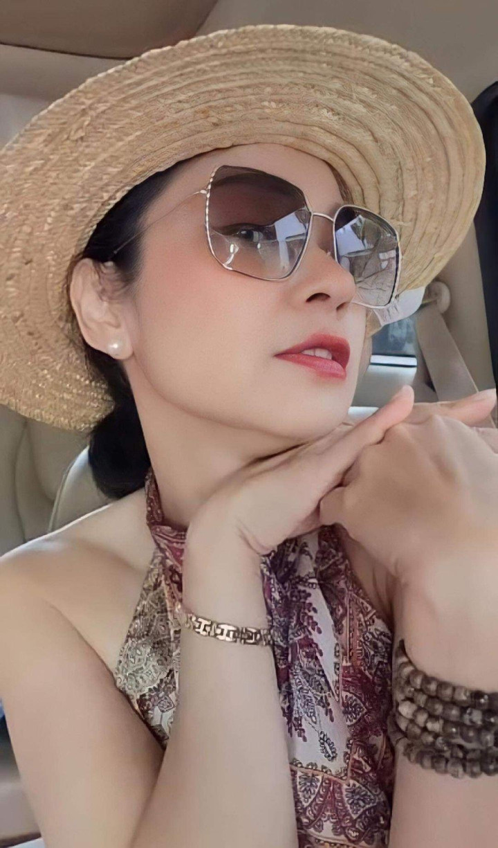 Sao Việt 7/5: Việt Trinh 'thả thính' ở tuổi 50, Lệ Quyên lại khoe eo thon - 1