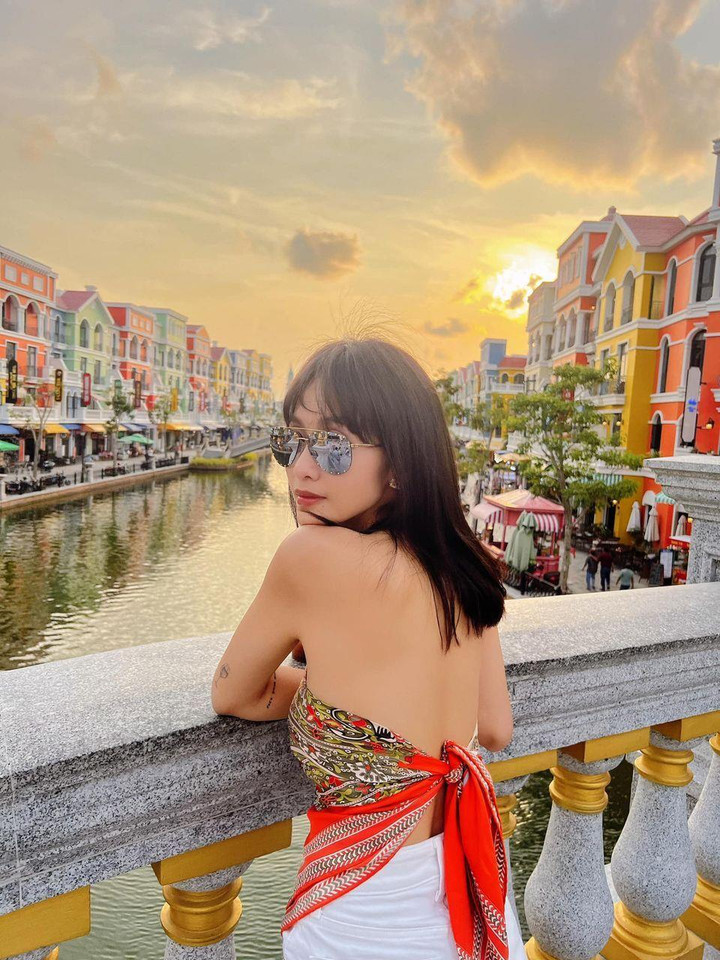 Sao Việt 7/5: Việt Trinh 'thả thính' ở tuổi 50, Lệ Quyên lại khoe eo thon - 10