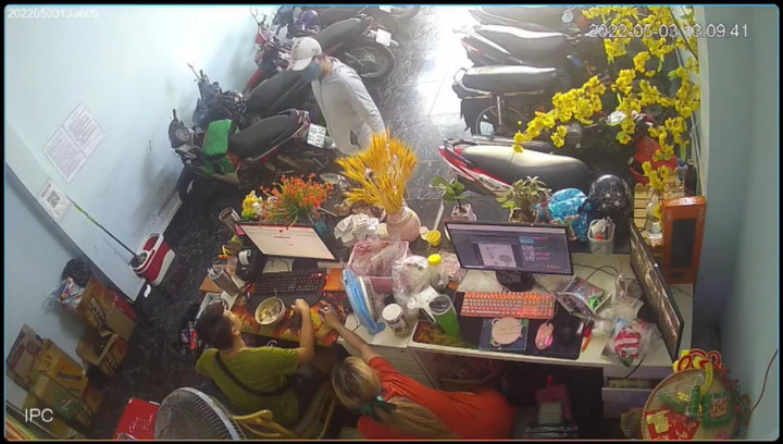 TP.HCM: Nam thanh niên tưới xăng đốt tiệm games, nhiều người hốt hoảng bỏ chạy - 1