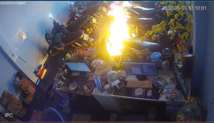 TP.HCM: Nam thanh niên tưới xăng đốt tiệm games, nhiều người hốt hoảng bỏ chạy - 2