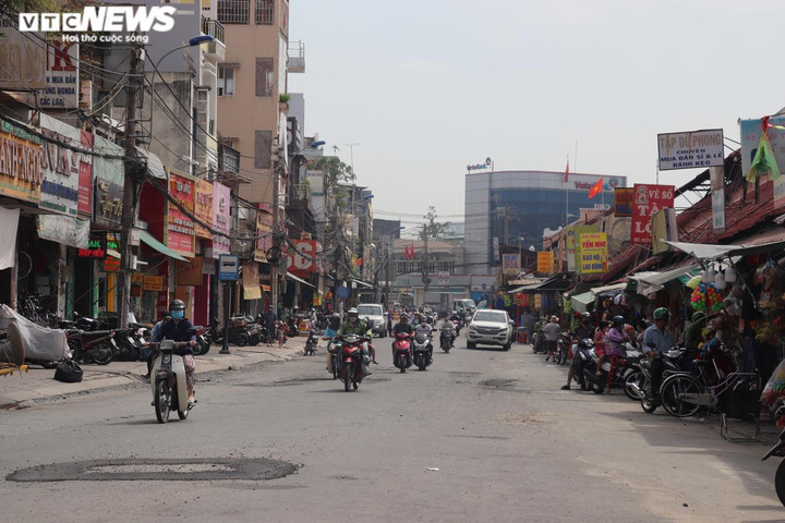 TP.HCM: Đường Võ Văn Ngân vá chằng, vá đụp sau khi tháo dỡ 'lô cốt' - 3