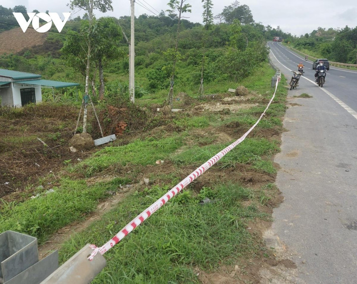 Ngang nhiên tháo dỡ dải lan can đường bộ Quốc lộ 14 - 2