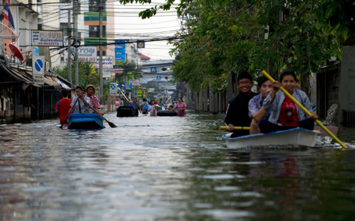 Khi các thánh lạc quan gặp mùa mưa: Đường phố thành sông cũng hóa 'sân khấu hài' - 6