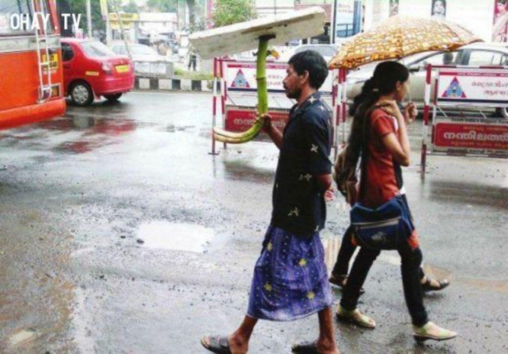 Khi các thánh lạc quan gặp mùa mưa: Đường phố thành sông cũng hóa 'sân khấu hài' - 1