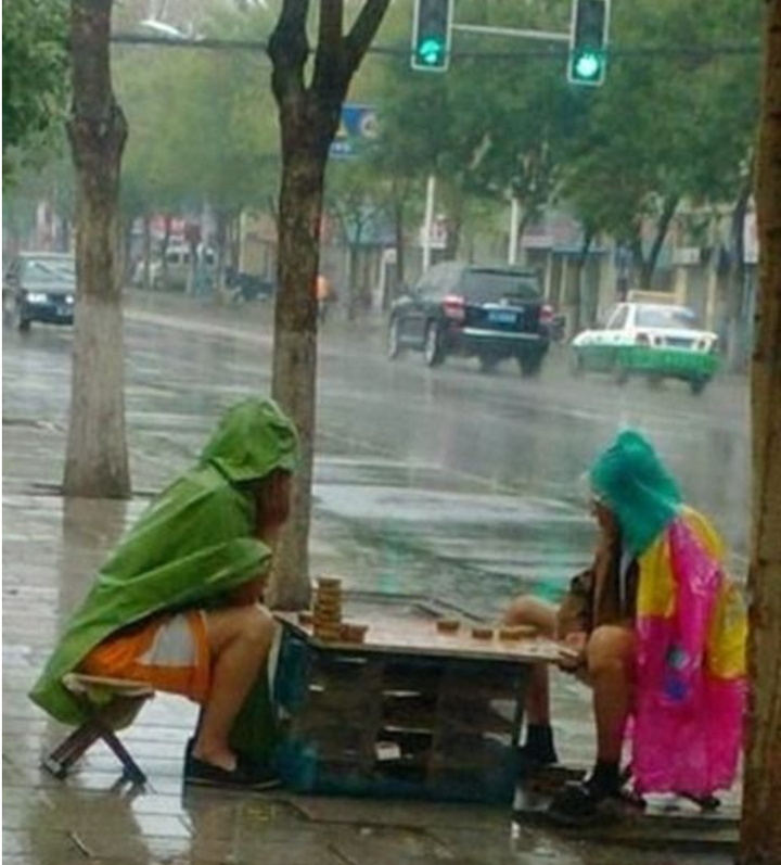 Khi các thánh lạc quan gặp mùa mưa: Đường phố thành sông cũng hóa 'sân khấu hài' - 3