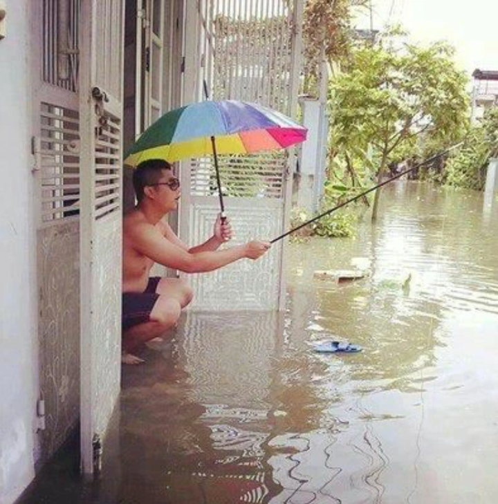 Khi các thánh lạc quan gặp mùa mưa: Đường phố thành sông cũng hóa 'sân khấu hài' - 2