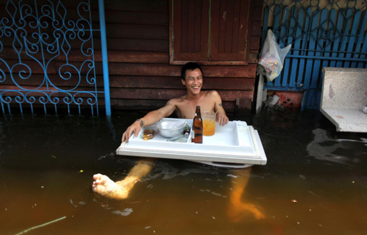 Khi các thánh lạc quan gặp mùa mưa: Đường phố thành sông cũng hóa 'sân khấu hài' - 7