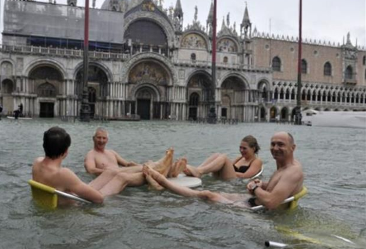 Khi các thánh lạc quan gặp mùa mưa: Đường phố thành sông cũng hóa 'sân khấu hài' - 11