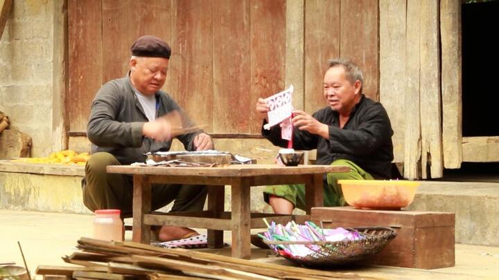 Tục làm tranh giấy cho đám tang của người Nùng Dín - 2