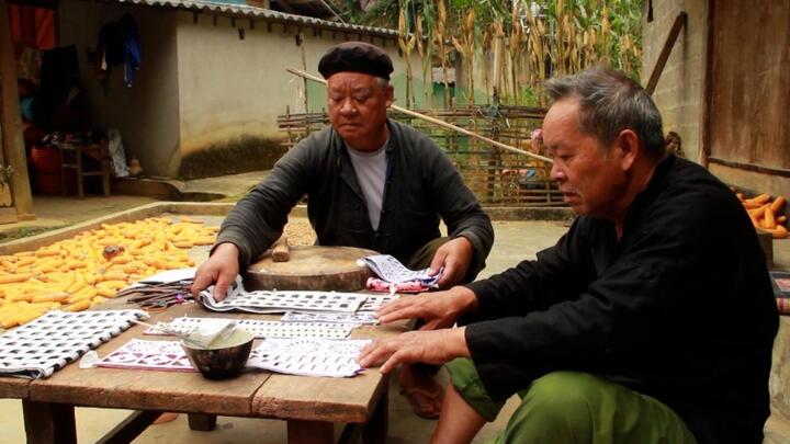 Tục làm tranh giấy cho đám tang của người Nùng Dín - 3