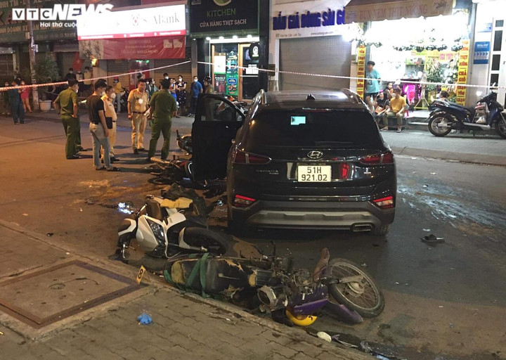 Công an kêu gọi tài xế ô tô đâm nhiều xe máy ở TP.HCM ra trình diện - 1