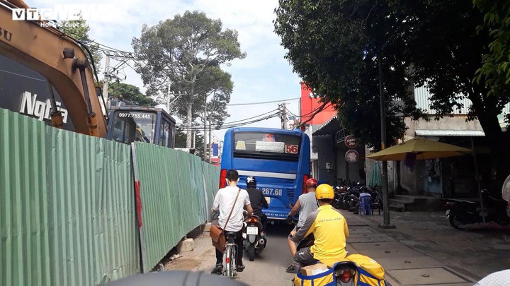 TP.HCM: Đường Võ Văn Ngân vá chằng, vá đụp sau khi tháo dỡ 'lô cốt' - 7