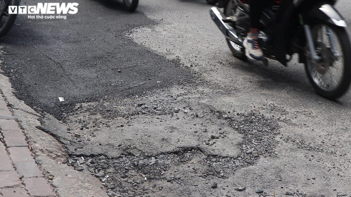 TP.HCM: Đường Võ Văn Ngân vá chằng, vá đụp sau khi tháo dỡ 'lô cốt' - 6