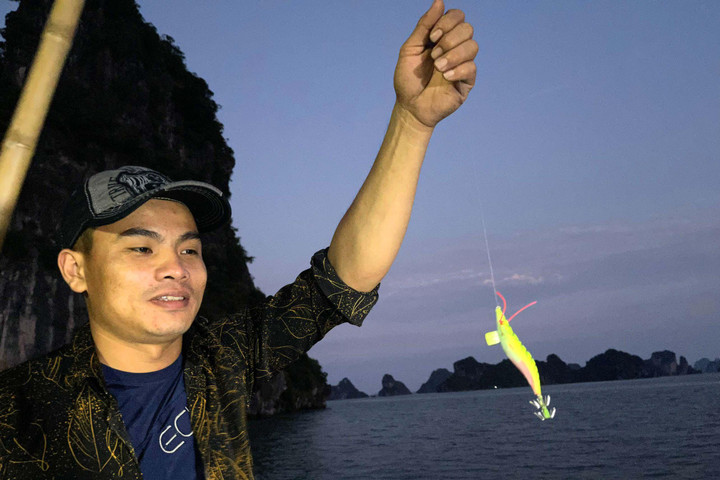 2 triệu đồng một chuyến săn mực ban đêm ở giữa vịnh Hạ Long - 5