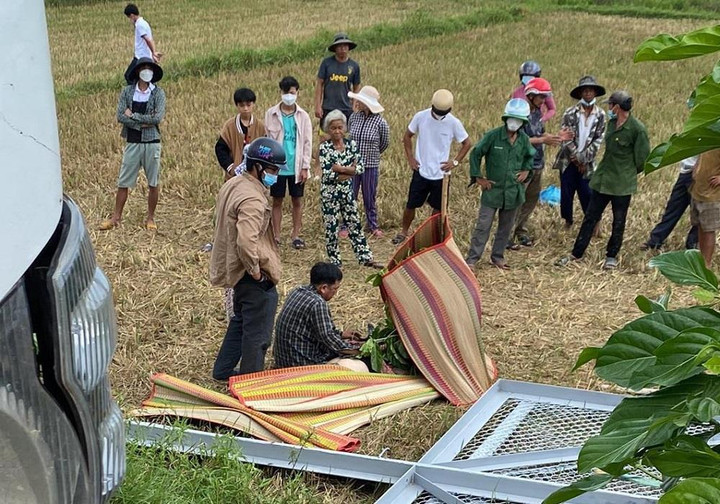 Quảng Nam: Xe cẩu vướng dây điện trần, 2 công nhân bị điện giật bất tỉnh - 1