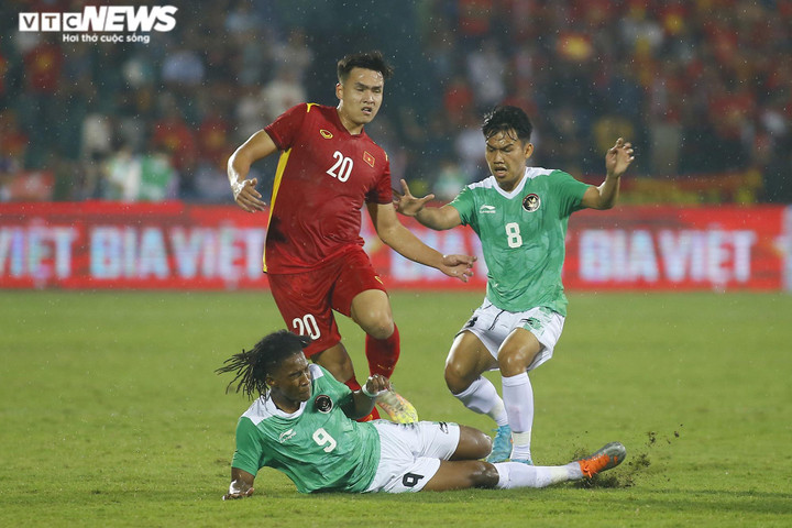 Bị thay sau khi đá 20 phút, Ronaldo của Indonesia cúi mặt khóc - 1